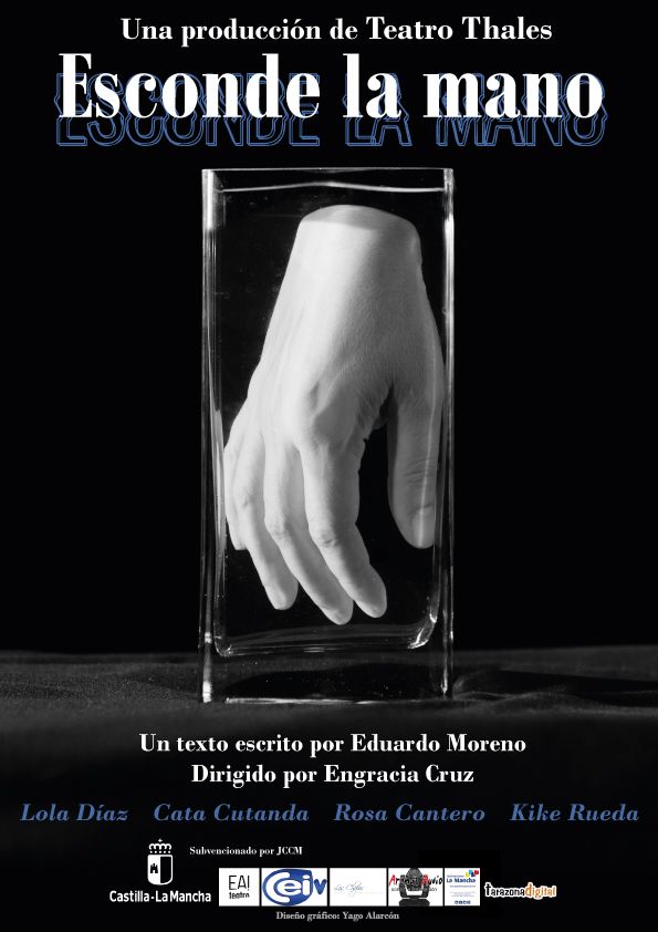 Cartel de Esconde la mano. Es una fotografía de una mano cortada dentro de un vaso con formol. Actrices: Cata Cutanda, Kike Rueda, Lola Díaz, Rosa Cantero. Escrito por Eduardo Moreno. Dirigido por Engracia Cruz.